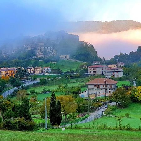 La terrazza sul lago Castel di Tora Esterno foto