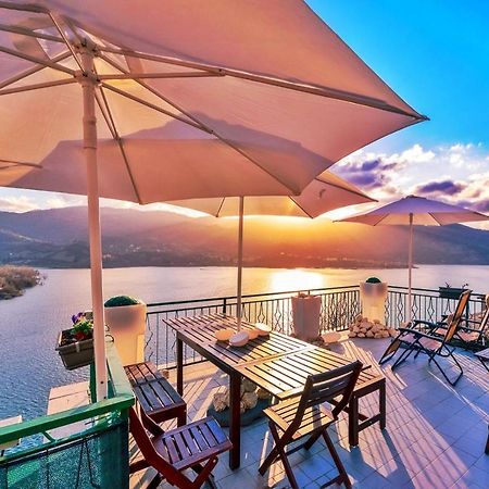 La terrazza sul lago Castel di Tora Esterno foto