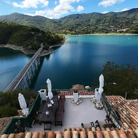 La terrazza sul lago Castel di Tora Esterno foto