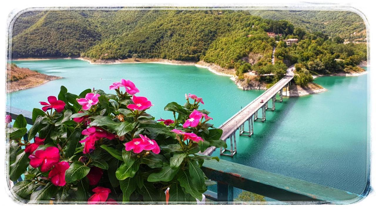 La terrazza sul lago Castel di Tora Esterno foto