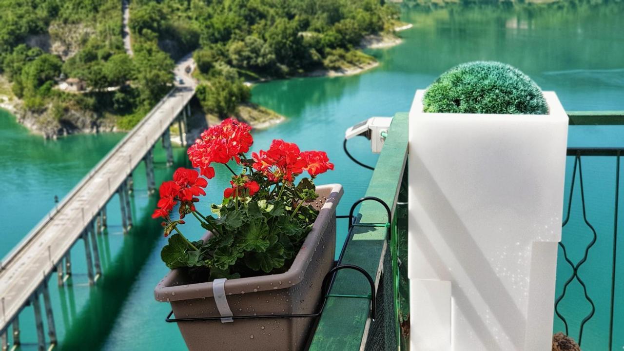 La terrazza sul lago Castel di Tora Esterno foto