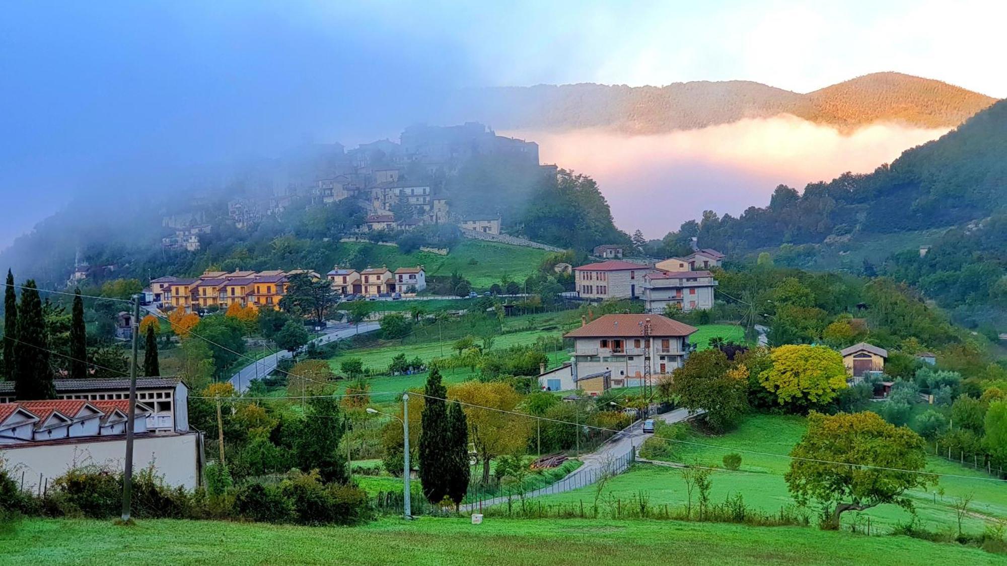 La terrazza sul lago Castel di Tora Esterno foto