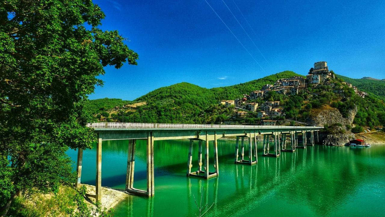 La terrazza sul lago Castel di Tora Esterno foto
