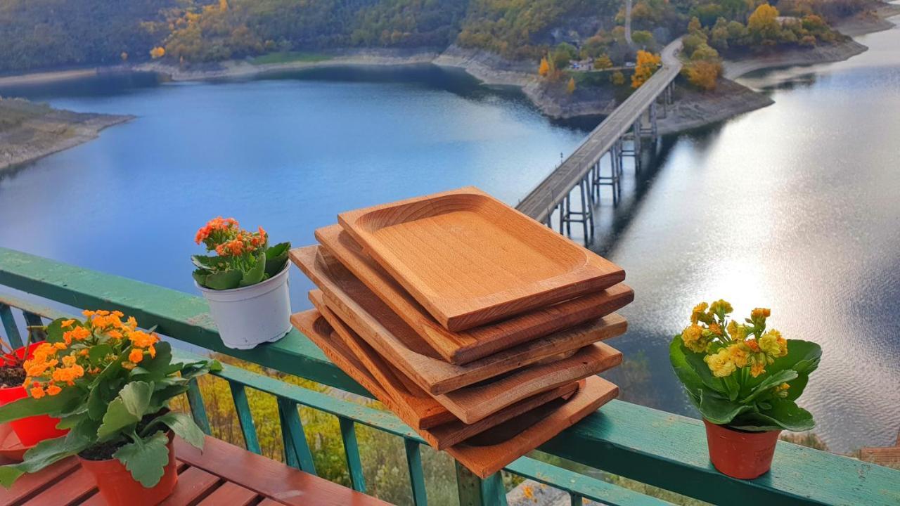 La terrazza sul lago Castel di Tora Esterno foto