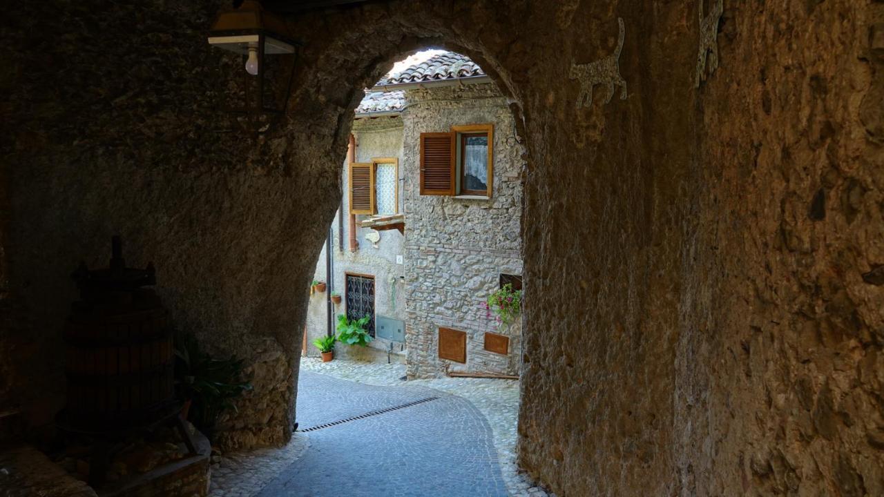 La terrazza sul lago Castel di Tora Esterno foto