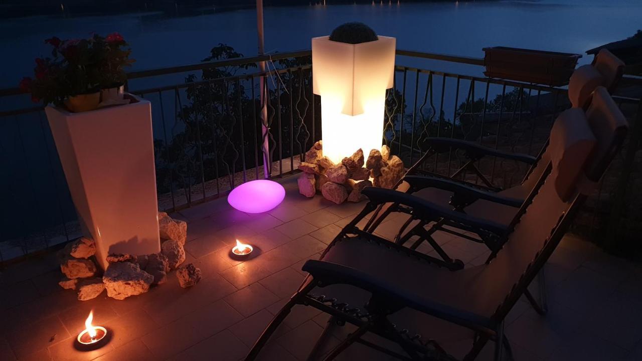 La terrazza sul lago Castel di Tora Esterno foto