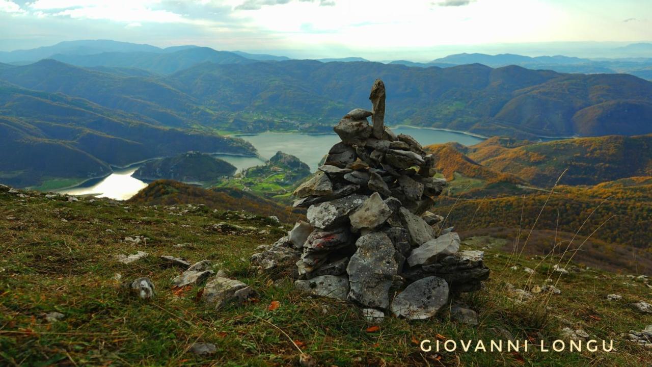 La terrazza sul lago Castel di Tora Esterno foto