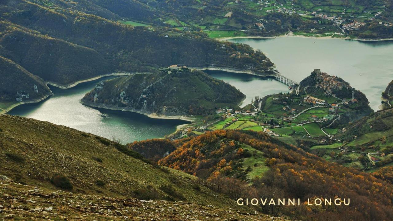 La terrazza sul lago Castel di Tora Esterno foto
