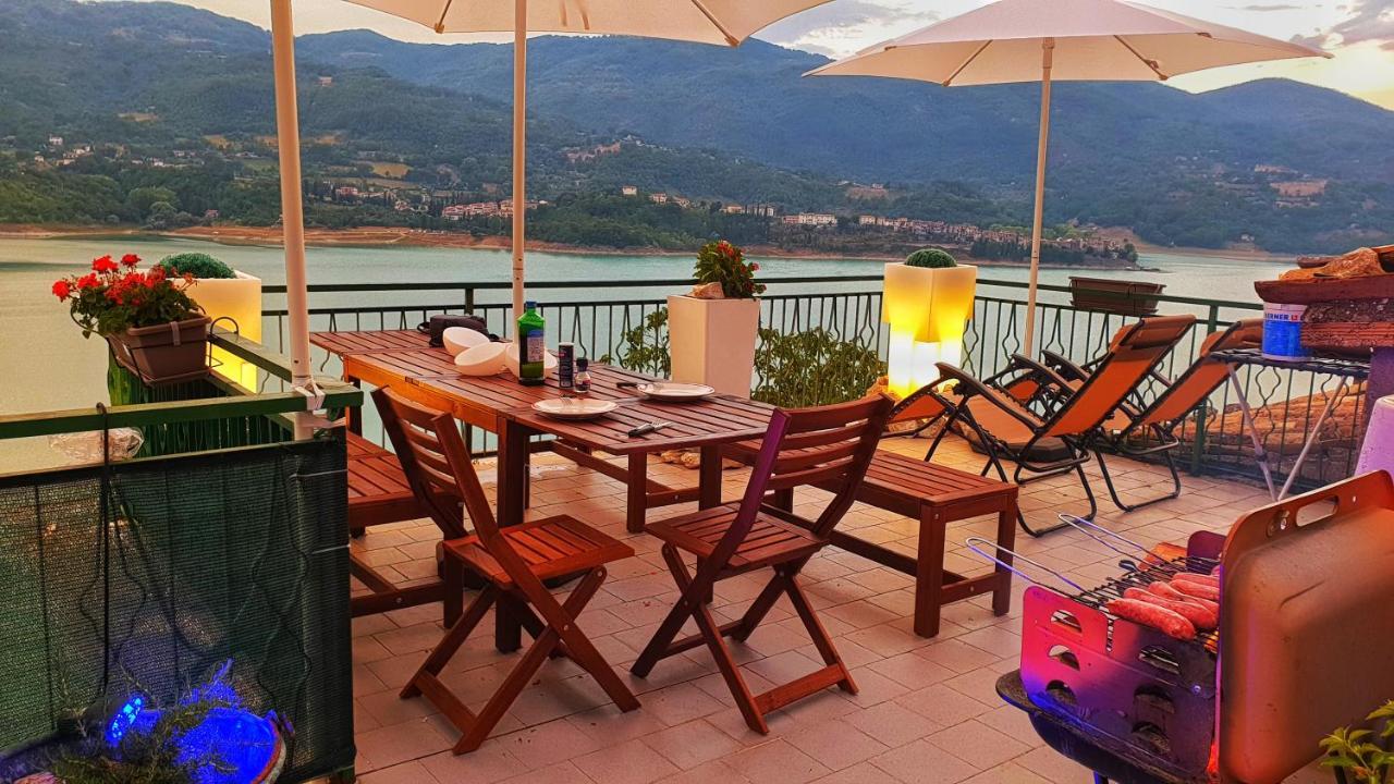 La terrazza sul lago Castel di Tora Esterno foto