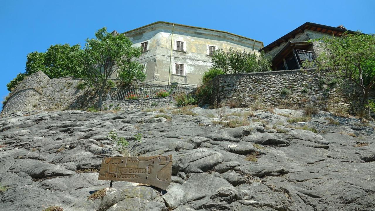 La terrazza sul lago Castel di Tora Esterno foto