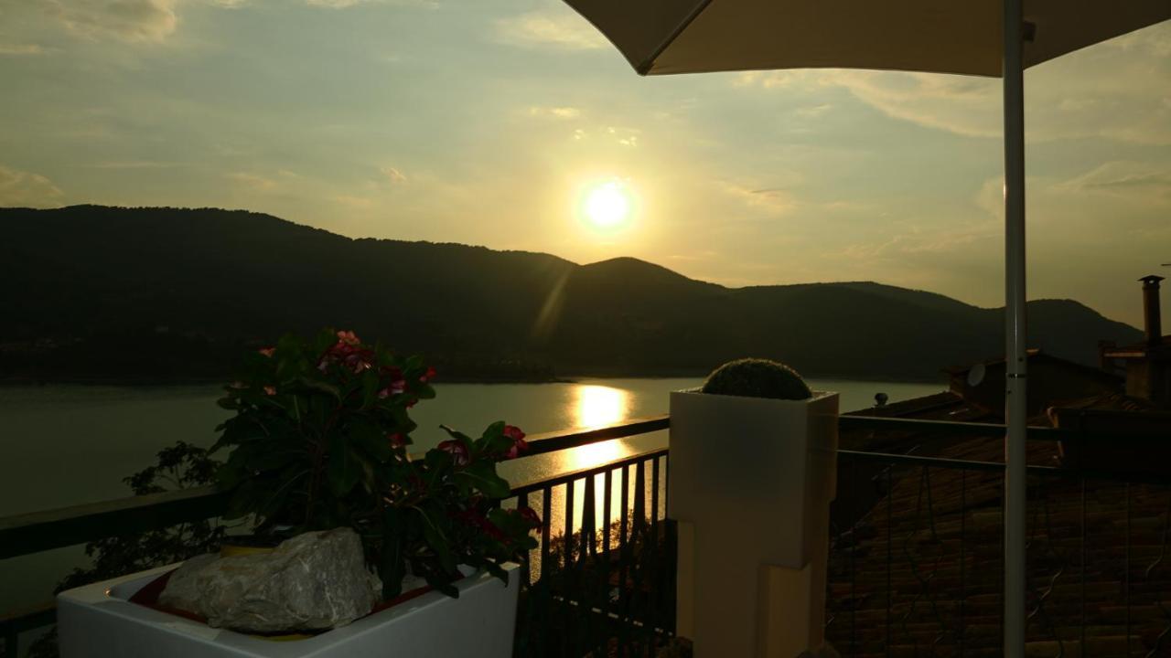 La terrazza sul lago Castel di Tora Esterno foto