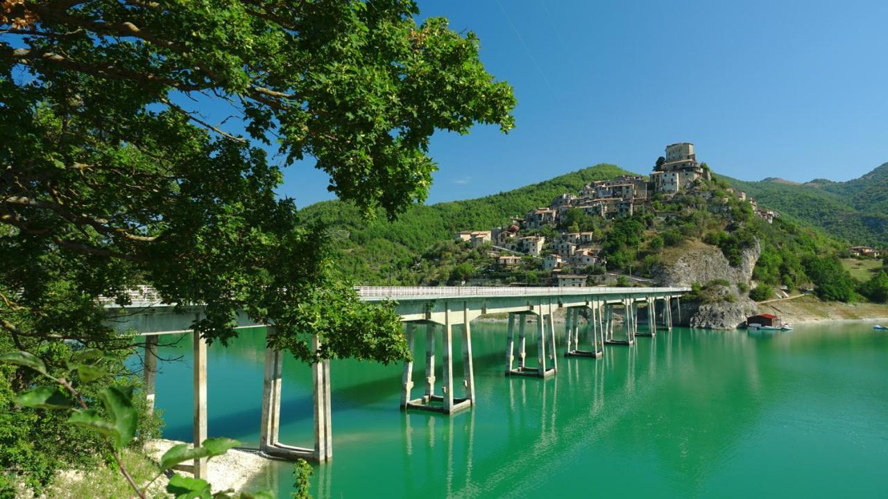 La terrazza sul lago Castel di Tora Esterno foto