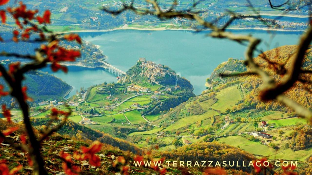 La terrazza sul lago Castel di Tora Esterno foto