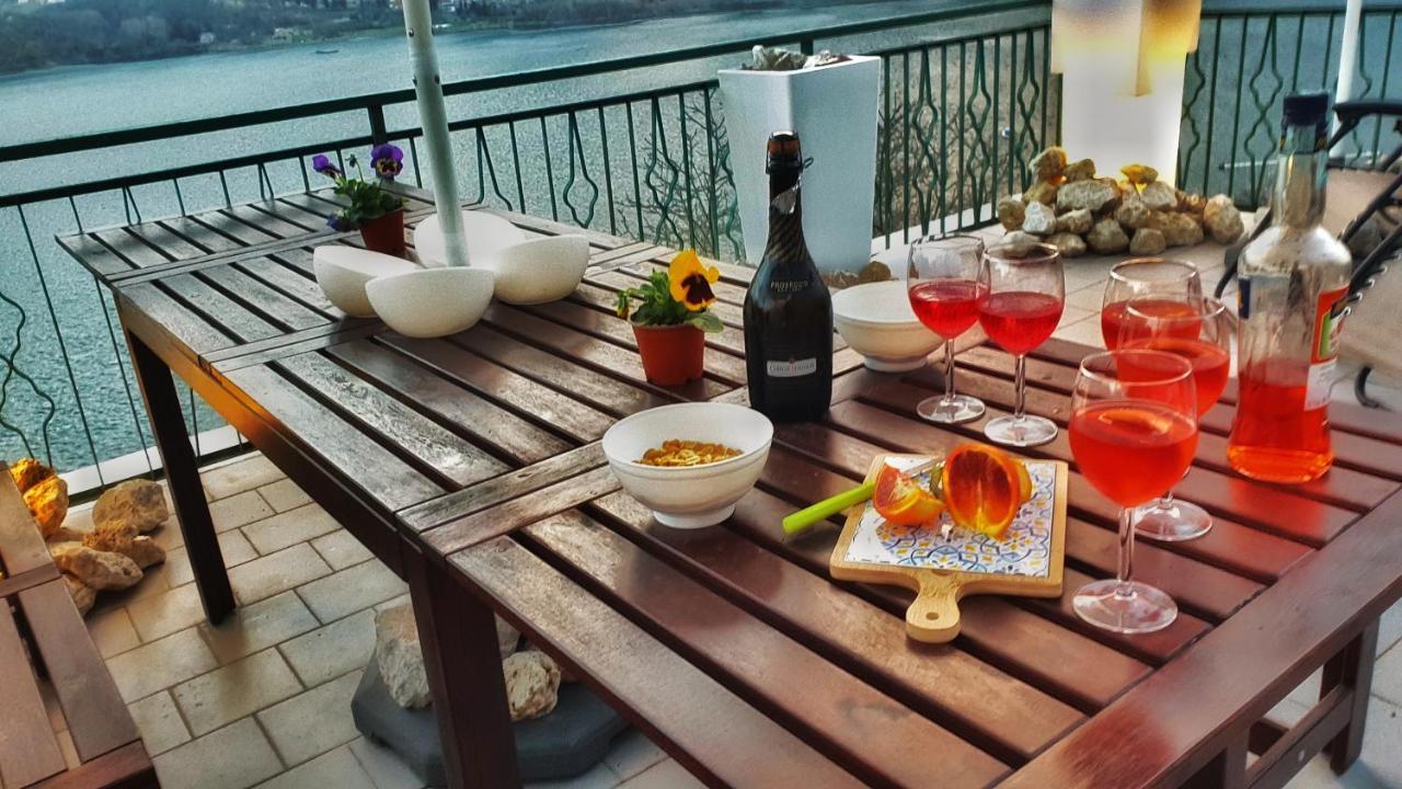 La terrazza sul lago Castel di Tora Esterno foto