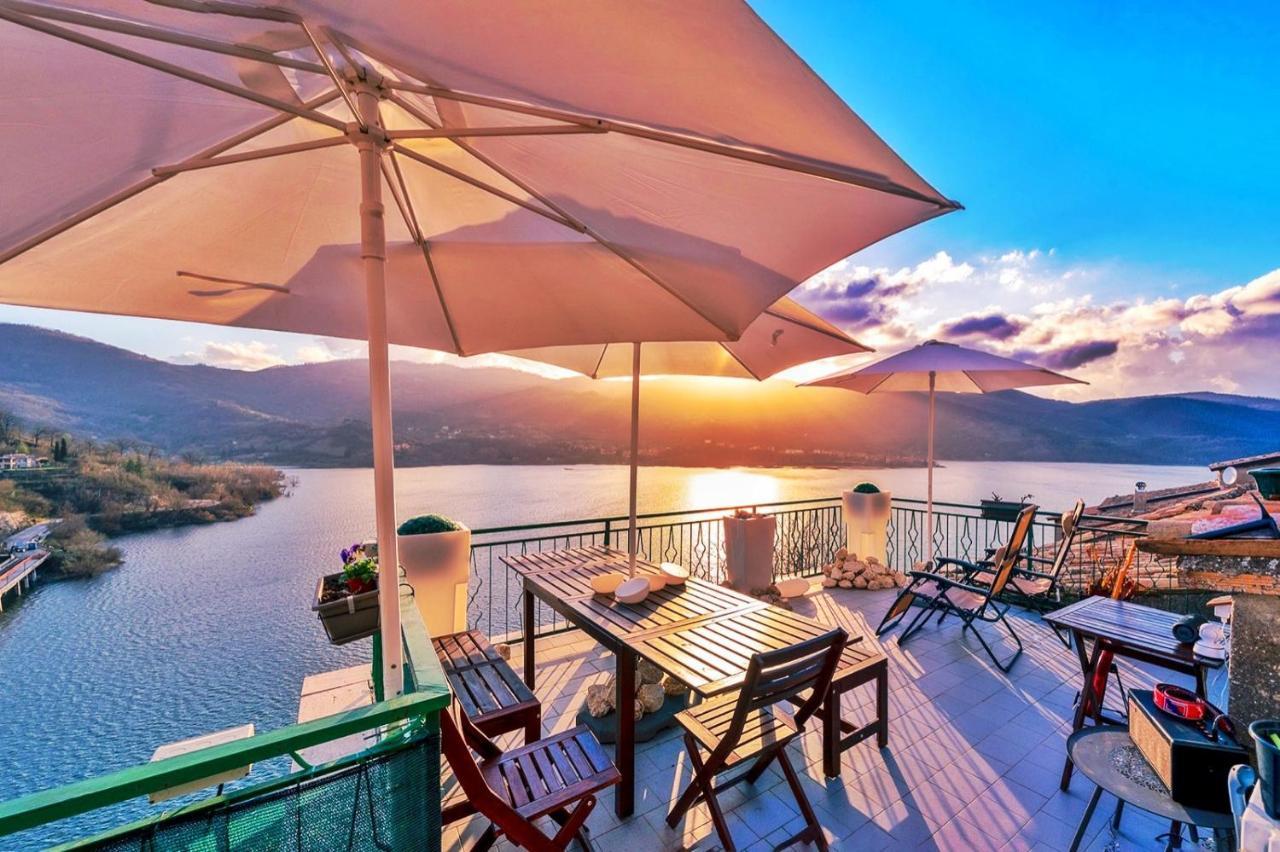 La terrazza sul lago Castel di Tora Esterno foto