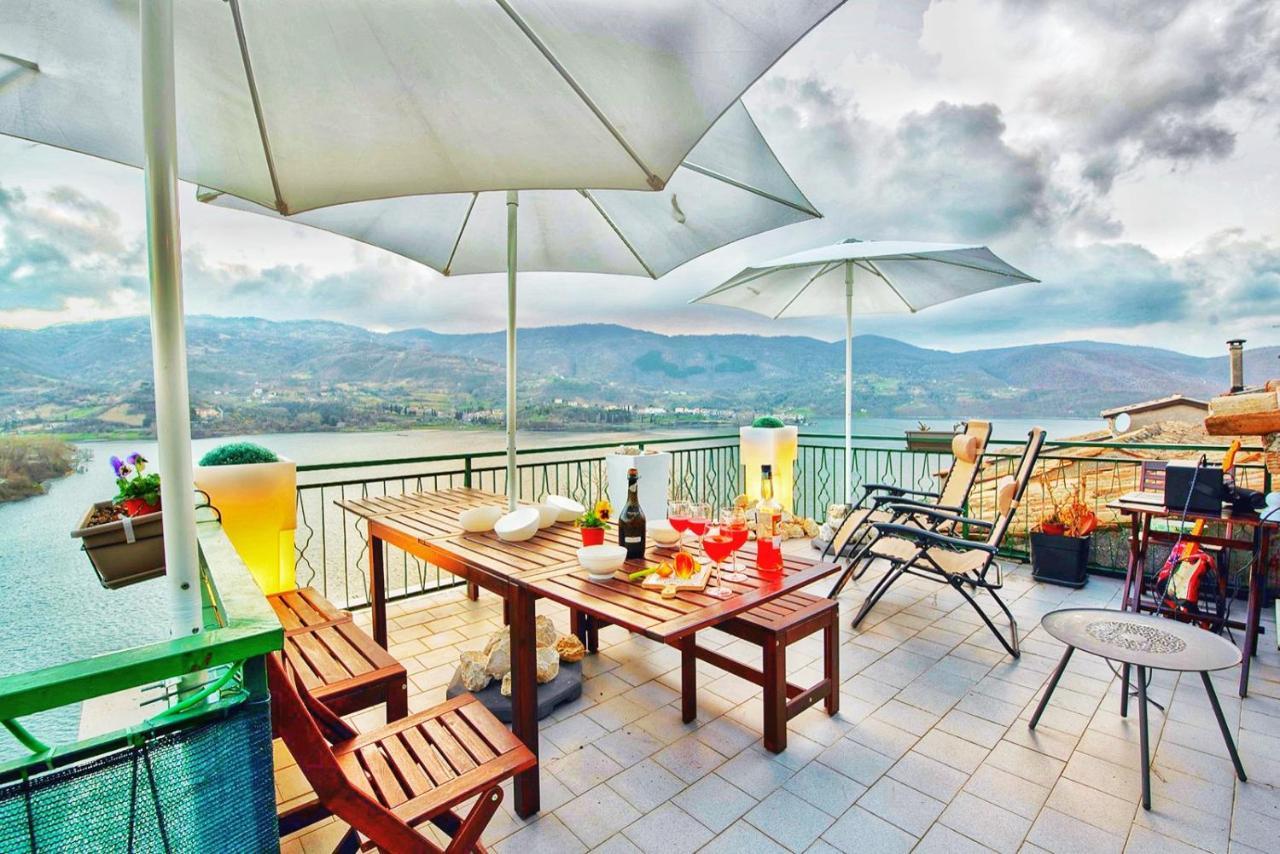 La terrazza sul lago Castel di Tora Esterno foto
