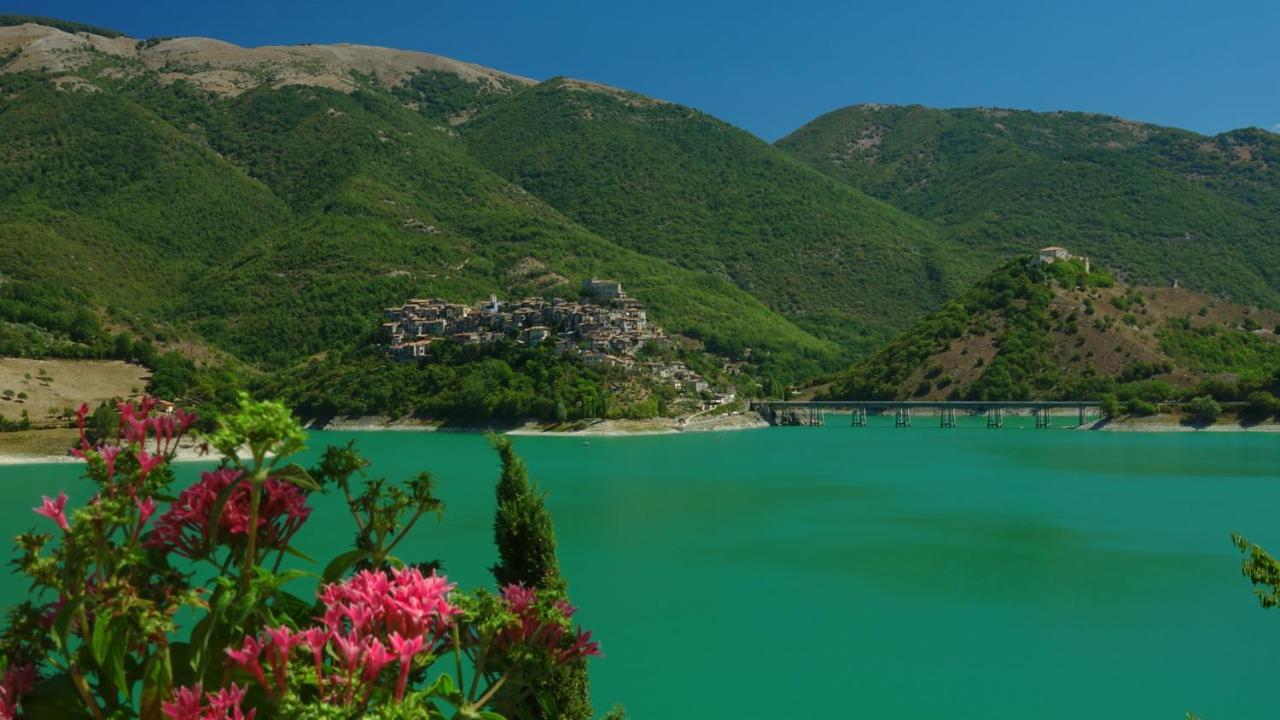 La terrazza sul lago Castel di Tora Esterno foto