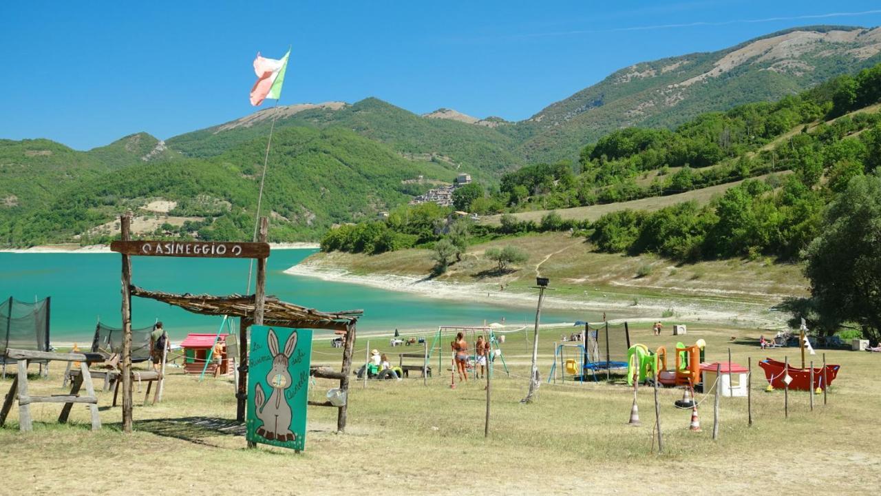 La terrazza sul lago Castel di Tora Esterno foto