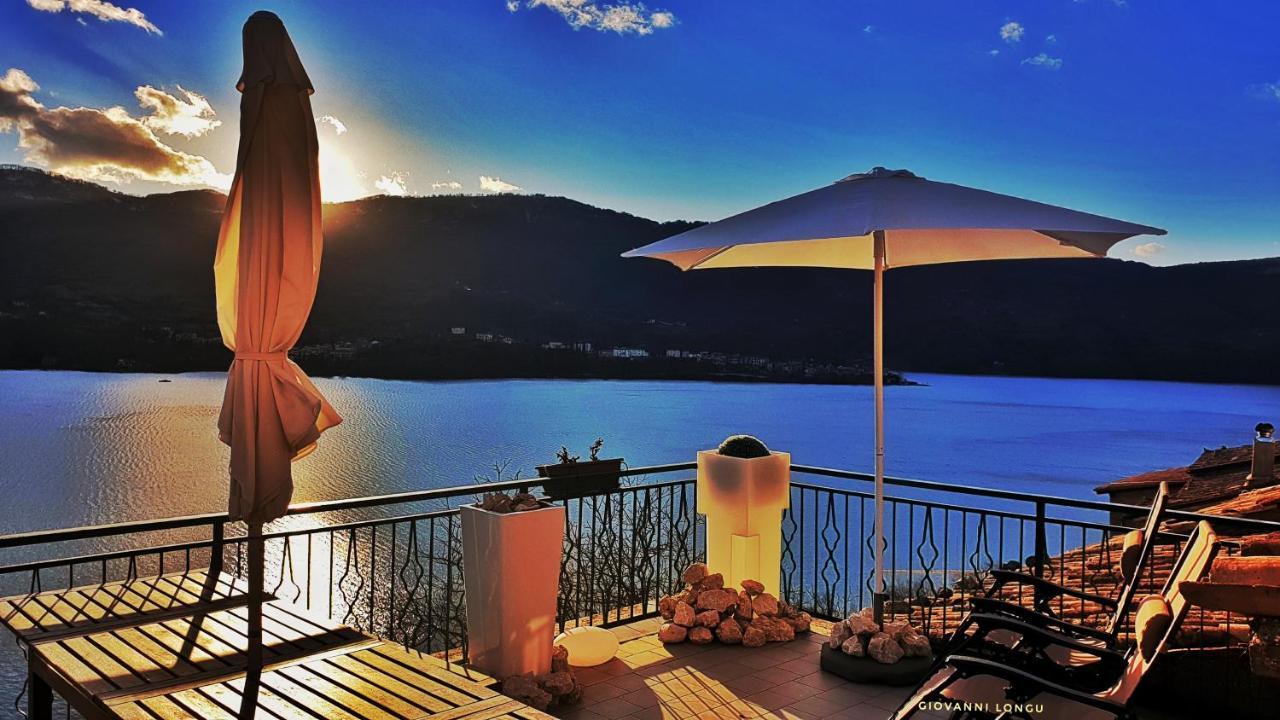 La terrazza sul lago Castel di Tora Esterno foto