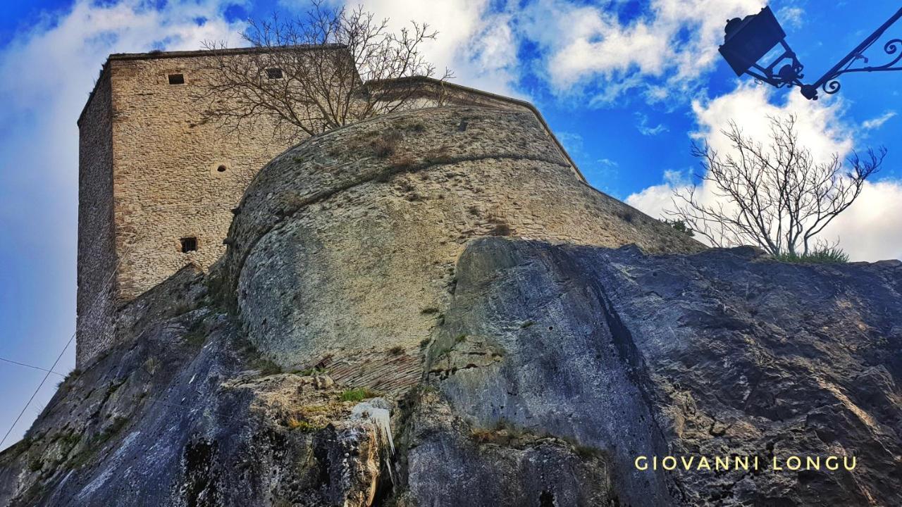 La terrazza sul lago Castel di Tora Esterno foto
