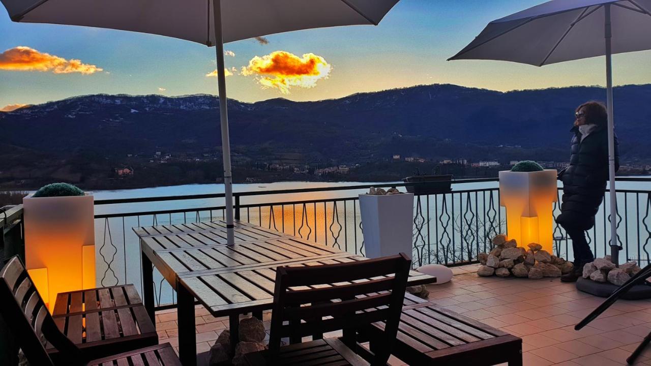La terrazza sul lago Castel di Tora Esterno foto