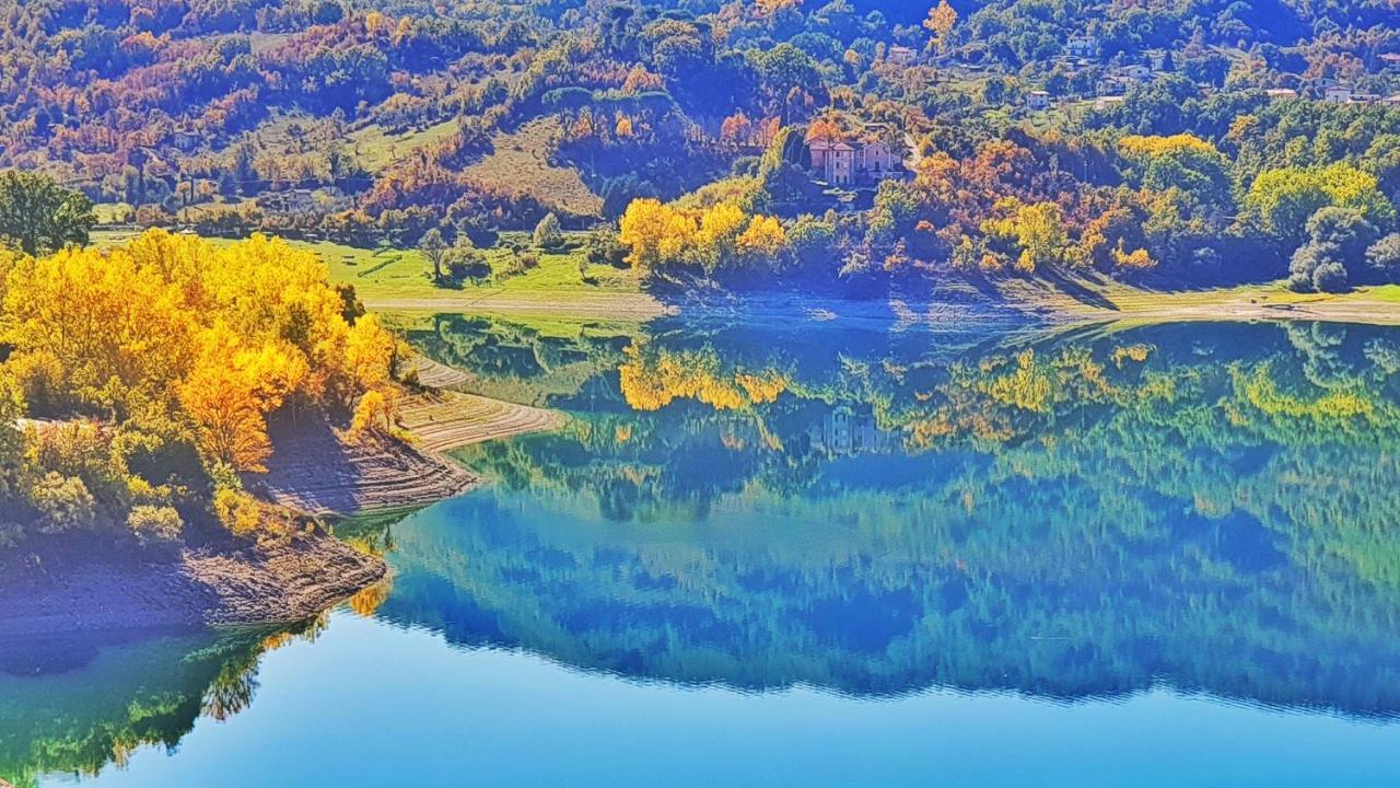 La terrazza sul lago Castel di Tora Esterno foto