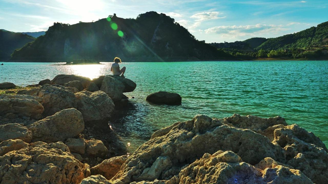 La terrazza sul lago Castel di Tora Esterno foto