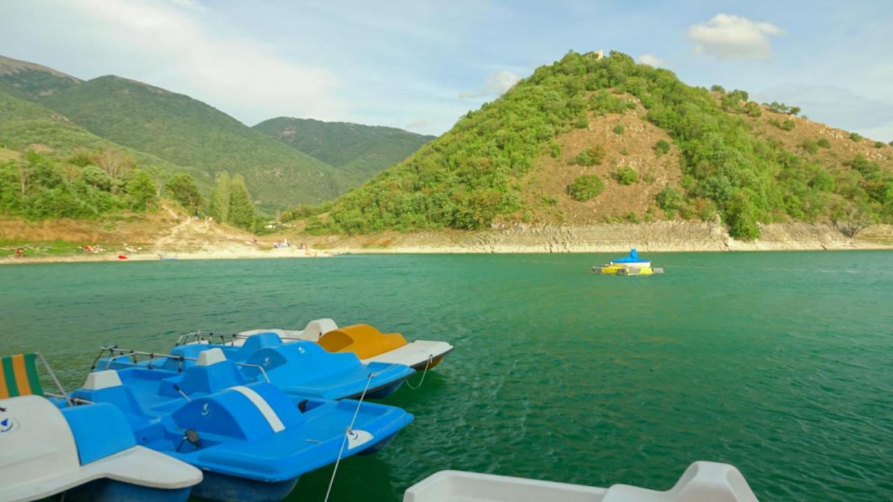 La terrazza sul lago Castel di Tora Esterno foto