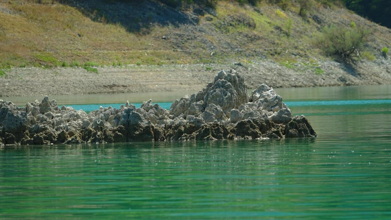 La terrazza sul lago Castel di Tora Esterno foto