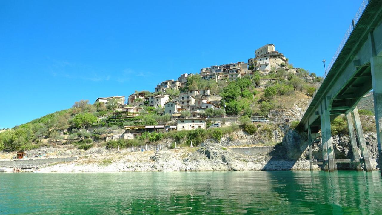 La terrazza sul lago Castel di Tora Esterno foto