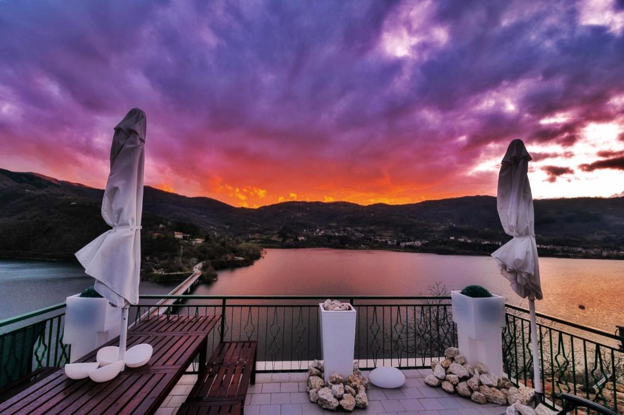 La terrazza sul lago Castel di Tora Esterno foto