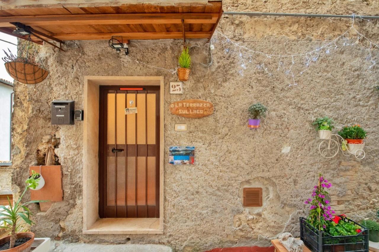 La terrazza sul lago Castel di Tora Esterno foto