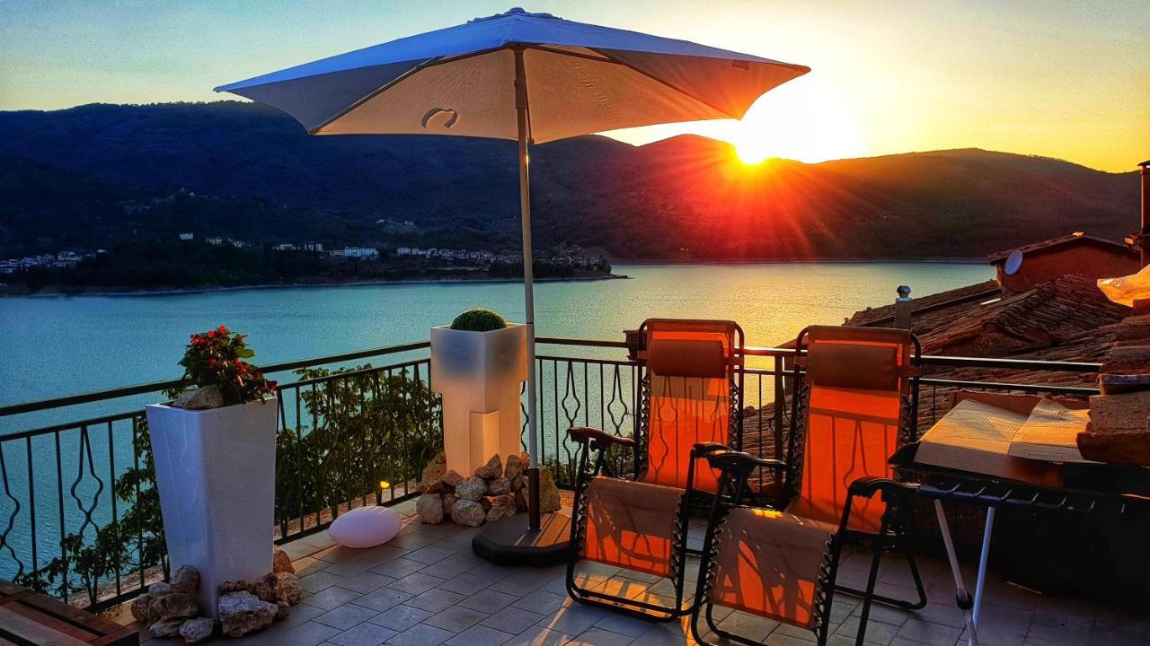 La terrazza sul lago Castel di Tora Esterno foto
