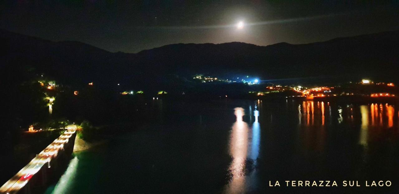 La terrazza sul lago Castel di Tora Esterno foto