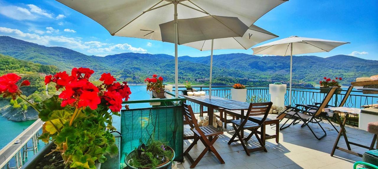 La terrazza sul lago Castel di Tora Esterno foto