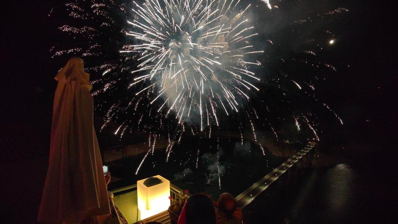 La terrazza sul lago Castel di Tora Esterno foto