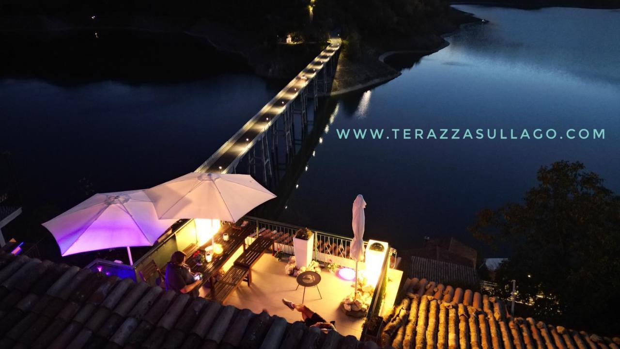 La terrazza sul lago Castel di Tora Esterno foto