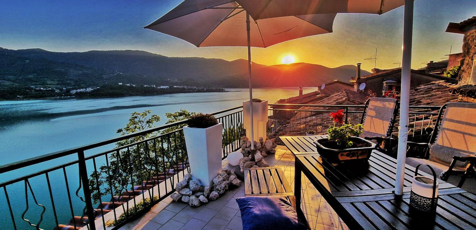 La terrazza sul lago Castel di Tora Esterno foto