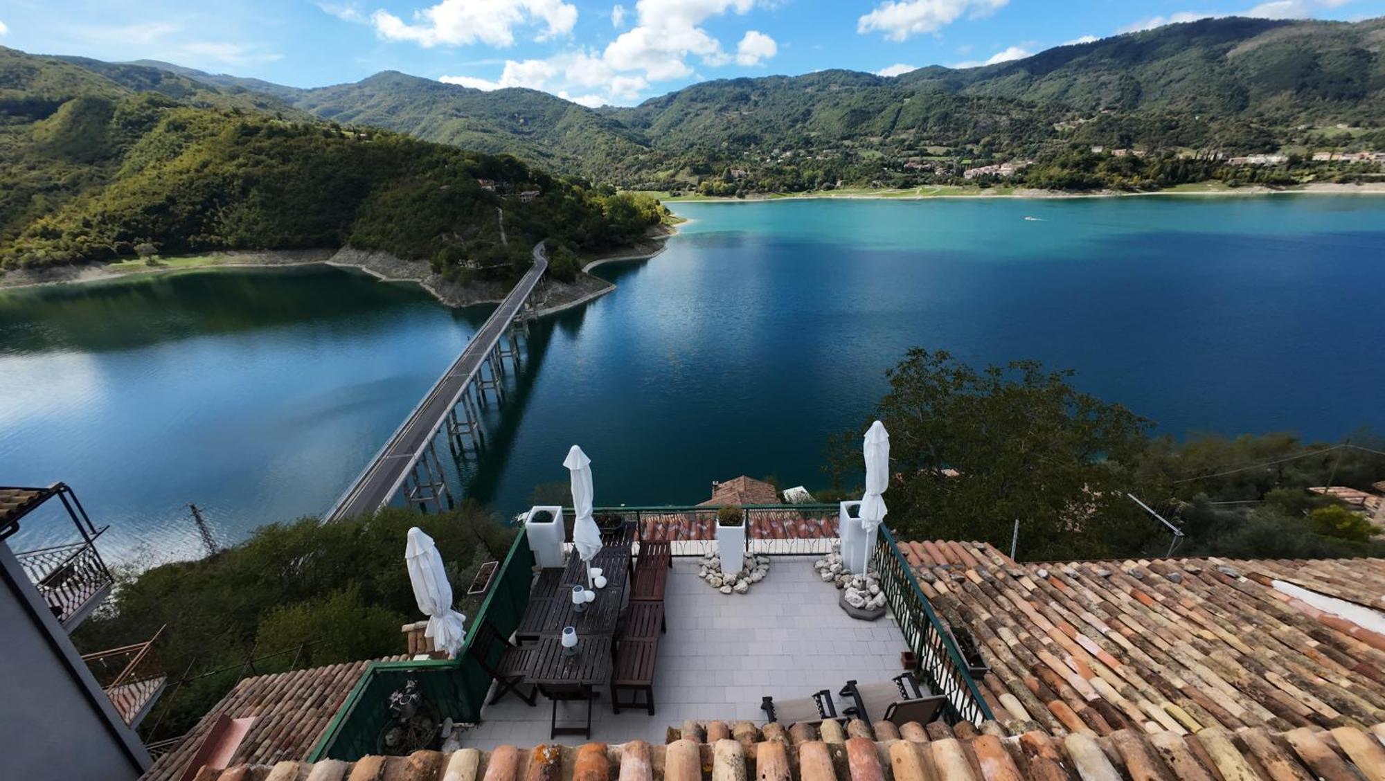 La terrazza sul lago Castel di Tora Esterno foto